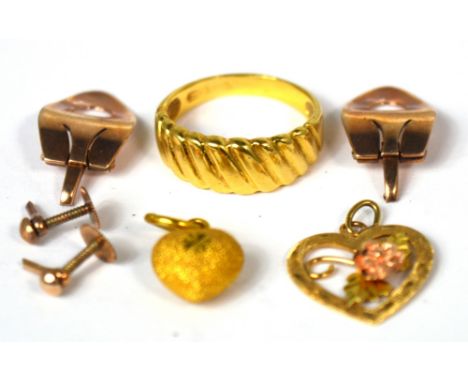 An 18ct gold lady's dress ring, size K, a yellow metal filigree heart pendant, a smaller yellow metal heart pendant and two r