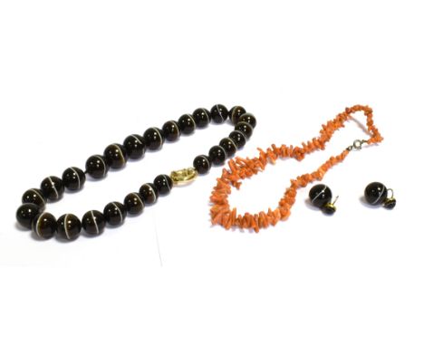 VICTORIAN BANDED AGATE &amp; CORAL NECKLACES Bulls eye banded agate bead necklace 42cm long, beads graduated from 13.2-17.8mm