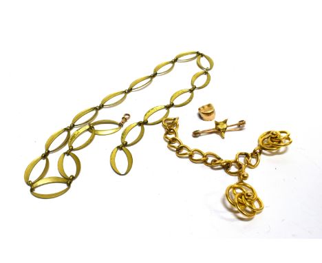 A SMALL COLLECTION OF JEWELLERY INCLUDING AN EARLY 20TH CENTURY GOLD FOX MASK STOCK-PIN approx. 38mm long overall (1 ¾ in); a