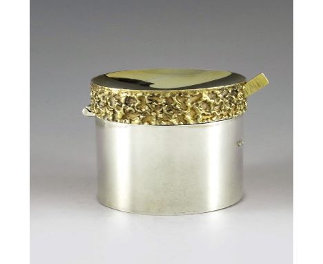 Stuart Devlin, London 1971, a Modernist silver and parcel gilt mustard pot and spoon, cylindrical form, the hinged lid with c