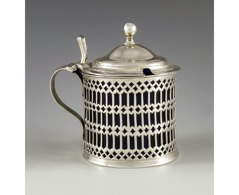 M I N, Lisbon circa 1805, a Portuguese silver mustard pot and spoon, cylindrical form, reticulated arrow and lozenge design, 