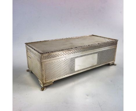 An Elizabeth II silver jewellery casket cigar box, Harman Brothers, Birmingham 1981, cuboid form, enigne turned throughout, w