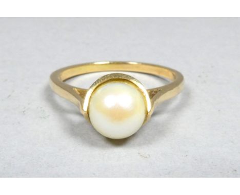 A pearl set 10k gold ring - size N, weight 2.3g.