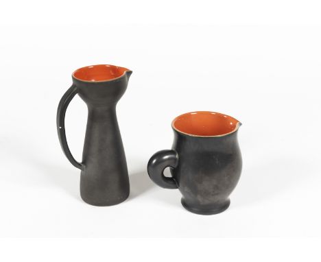 POL CHAMBOST (1906-1983)Suite de deux pichets en céramique émaillée noire et orangeSignés en creux.Set van twee zwart en oran