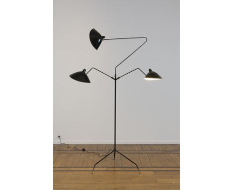 Editions Serge Mouille. Lampadaire trois bras pivotants, numéro de série ESM 08.357, corps en acier et réflecteurs en alumini