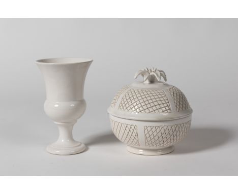 POL CHAMBOST (1906-1983)Bonbonnière ananas en céramique émaillée blancheOn joint un vase Médicis en céramique émaillée blanch