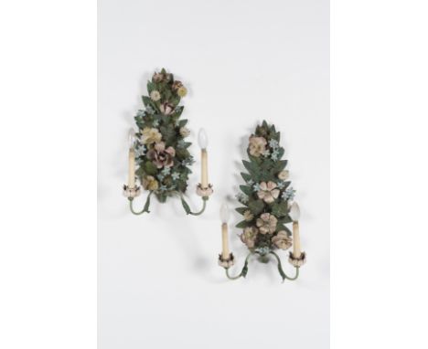 Paire d'appliques à deux lumières en acier peint, circa 1940A décor d'éléments floraux et feuillagés.Paar tweelichts wandlamp