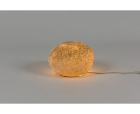 ANDRE CAZENAVE (1928-2003)Lampe galet modèle Dora, circa 1970En fibre de verre et poudre de marbre.Socle en métal.Ed. Atelier