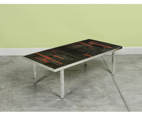 PIA MANU (actif au 20e siècle) Table basse en céramique et métal chromé, circa 1970Salontafel van keramiek en verchroomd meta