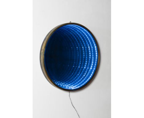 Travail italien, miroir infini en laiton et métal, circa 1980De forme ronde.La gaine lumineuse à l'intérieur est décollée à c