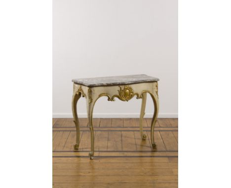 Console en bois sculpté rechampi, 18e siècleA décor de rocailles.Dessus de marbre chantourné.Gesneden houten console, 18e eeu