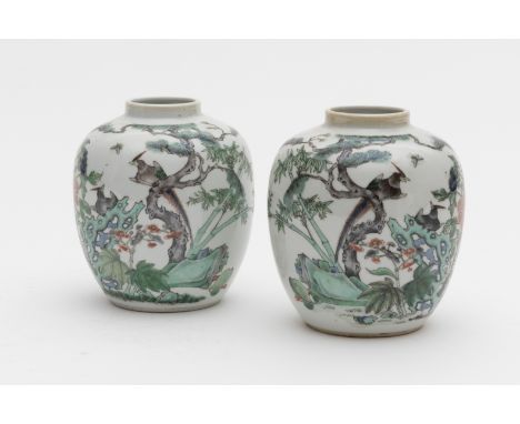 CHINE. Paire de petites jarres en porcelaine de la famille verte, 19e siècleOviformes.A décor d'un oiseau à longue queue. Mar