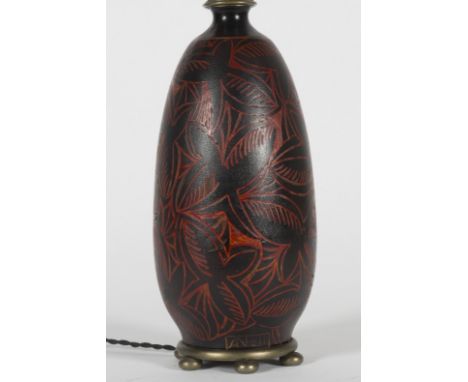 ALEXANDRE NOLL (1890-1970)Pied de lampe en boisA décor incisé d'éléments végétaux de couleur noire et rouge. Signé à la base.