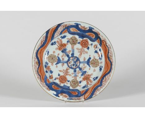 CHINE. Grand plat en porcelaine, époque Kangxi (1662-1722)A décor Imari.Grote porseleinen schaal met Imari decoratie, China, 