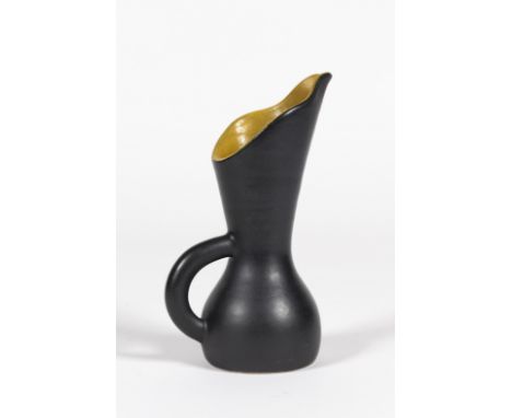 POL CHAMBOST (1906-1983)Pichet en céramique émaillée noire et jauneSigné en creux.Kan van zwart en geel geglazuurd keramiek.B