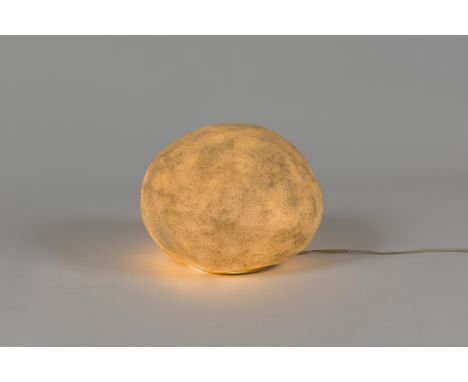 ANDRE CAZENAVE (1928-2003)Lampe galet modèle Dora, circa 1970En fibre de verre et poudre de marbre.Socle en métal.Ed. Atelier