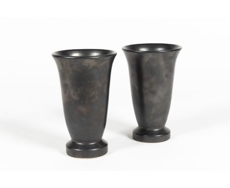 POL CHAMBOST (1906-1983)Paire de vases tulipe en céramique émaillée noireSignés en creux.Paar tulpvormige vazen van zwart geg