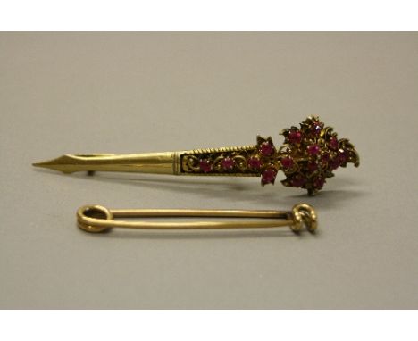AN EARLY TO MID 20TH CENTURY BROOCH STYLED AS A SAFETY PIN, measuring approximately 59mm in length, stamped '9c', gross weigh