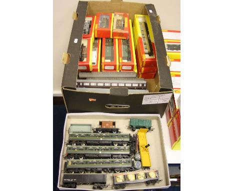 A QUANTITY OF BOXED AND UNBOXED OO GAUGE ROLLING STOCK, to include unboxed Hornby Harry Potter 'Hogwarts Express' and Royal t