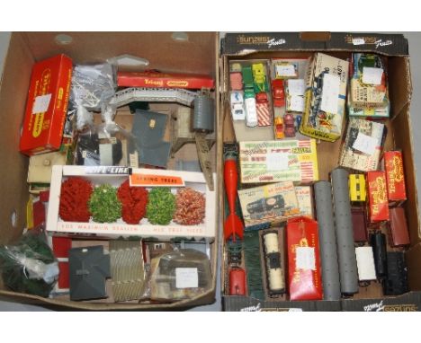 A QUANTITY OF BOXED AND UNBOXED OO GAUGE MODEL RAILWAY ITEMS, to include boxed Tri-ang class 3F Jinty, no. 47606, B.R. black 