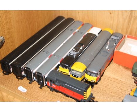 A QUANTITY OF UNBOXED AND ASSORTED HORNBY AND BACHMANN OO GAUGE LOCOMOTIVES AND ROLLING STOCK, to include Hornby Class 91 ele