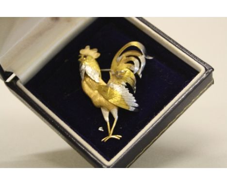 A MODERN GOLD BROOCH DESIGNED AS A COCKEREL, three colour gold, textured and engraved in design, ruby set eye, brooch measuri