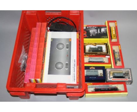 A QUANTITY OF BOXED OO GAUGE MODEL RAILWAY ITEMS, to include Mainline Class 03 shunter, no. D2083, B.R. green livery (37037),