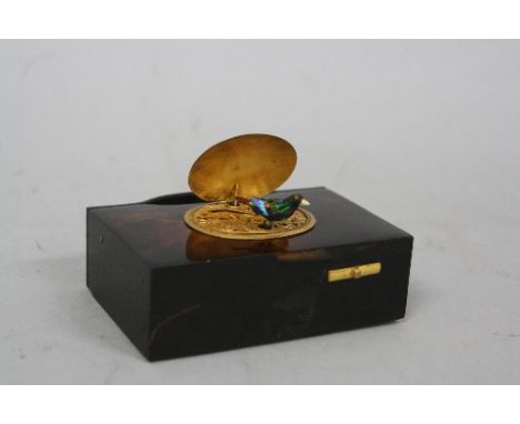 A 19TH CENTURY SINGING FEATHERED BIRD AUTOMATON, in a rectangular tortoiseshell case, gilt metal mount enclosing pierced gril