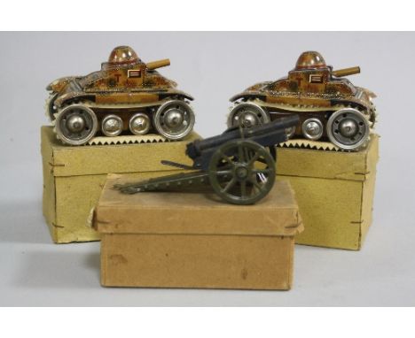 A BOXED MARKLIN TINPLATE FIELD GUN, spring loaded firing action, olive green chassis, black gun with marking to barrel, Marke