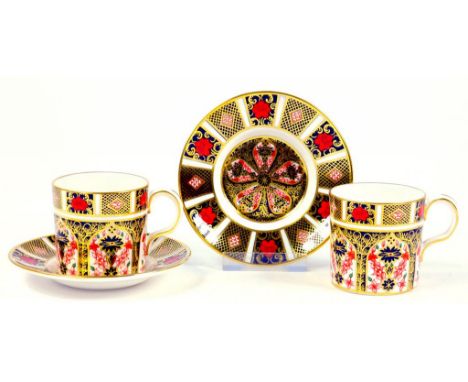 A PAIR OF ROYAL CROWN DERBY IMARI PATTERN COFFEE CANS AND STANDS