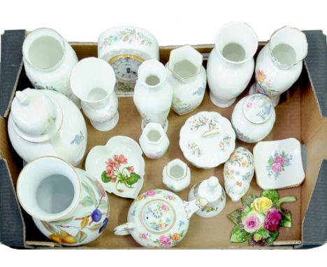 MISCELLANEOUS ORNAMENTAL CERAMICS TO INCLUDE A ROYAL WORCESTER EVESHAM VASE, AYNSLEY WILD TUDOR AND COTTAGE GARDEN TRINKET WA