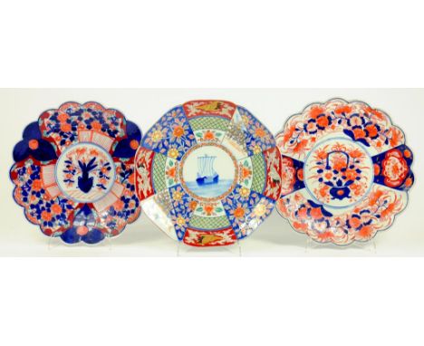 THREE JAPANESE LOBED OR SCALLOPED IMARI DISHES, EARLY 20TH C