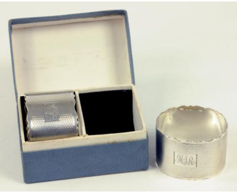 A PAIR OF GEORGE VI SILVER NAPKIN RINGS, ENGINE TURNED, BIRMINGHAM 1950, BOXED, 2OZS