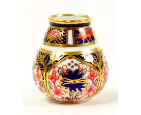 A ROYAL CROWN DERBY MINIATURE IMARI PATTERN VASE, EARLY 20TH C