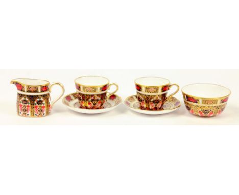 A PAIR OF ROYAL CROWN DERBY MINIATURE IMARI PATTERN TEA CUPS AND SAUCERS AND SUGAR BOWL AND CREAM JUG EN SUITE