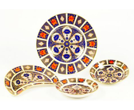 A ROYAL CROWN DERBY IMARI PATTERN PLATE, TWO BOWLS AND A CRESCENT DISH