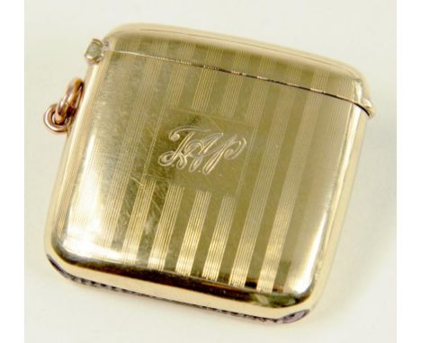 A GEORGE V 9CT GOLD VESTA CASE, ENGINE TURNED, BIRMINGHAM 1922, 24.8G