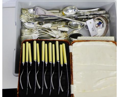 A mixed lot of Epns wares to include fish servers, a ladle, Old English patterned flatwares and a carving set, etc (a lot) 