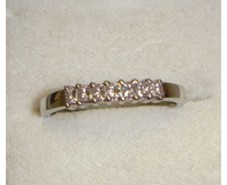 18 ct white gold ring set with 7 diamonds