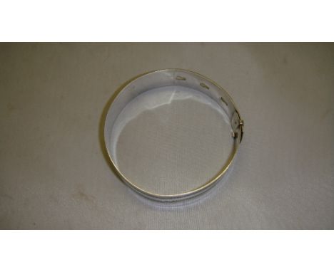 Solid silver bracelet with engine turned decoration 1944 Ward Brothers Chester  24 g
