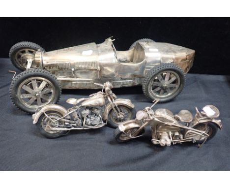 WHITE METAL MODELS OF TWO MOTORCYCLES Harley-Davison and a Zundapp 750, with a larger scale model of a Bugatti racing car (fr