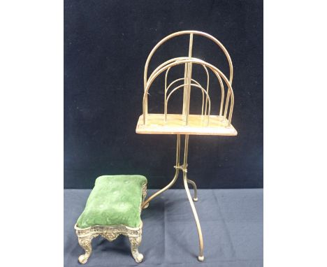 AN EDWARDIAN BRASS AND OAK MAGAZINE RACK revolving, on tripod base 80.5cm high, and a cast brass footstool, with upholstered 