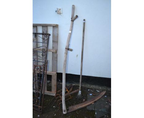 Mixed Lot: Vintage scythe and garden tools