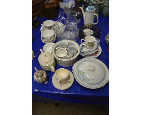 Large Mixed Lot: Various assorted dinner wares, kitchen wares, retro teapot etc