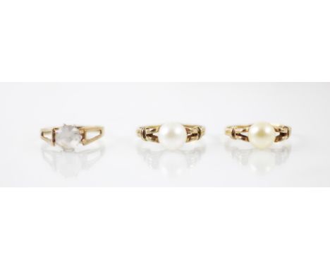 A 9ct yellow gold paste set dress ring, the central paste stone within openwork shoulders and plain polished shank, stamped B