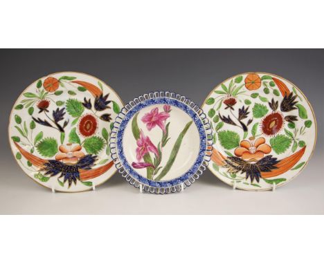 A pair of Coalport porcelain plates, early 19th century, decorated in an Imari pattern, with gilt shaped rim, 21.5 cm diamete