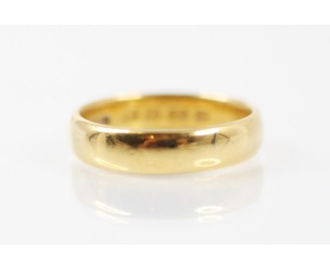 A 22ct yellow gold wedding band, stamped 'WWLd' London 1924, ring size O, 6gms 