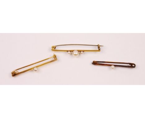 A 9ct gold and cultured pearl bar brooch, the central circular cultured pearl with a smaller cultured pearl to each side, set