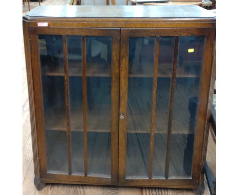 A Vintage display cabinet. Circa 1930. 94cm x 91cm x 31cm 