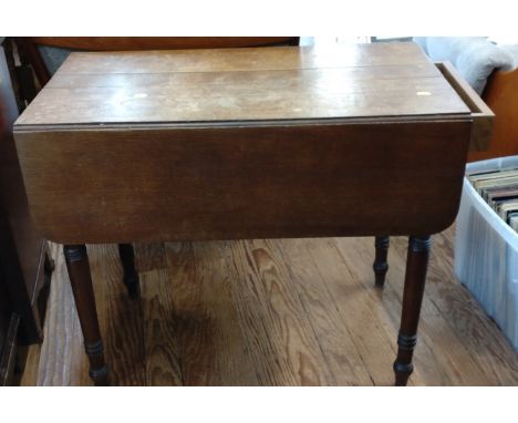 An Antique Mahogany sofa table. 71cm x 83cm x 44cm. (83cm x 93cm fully extended) 